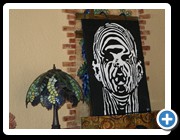 Bild "Zebra-René" neben Tiffanylampe.
