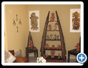 Inka- und Mayafiguren sowie Bilder in der Wohnung.