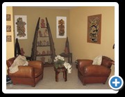 Inka- und Mayafiguren sowie Bilder in der Wohnung.