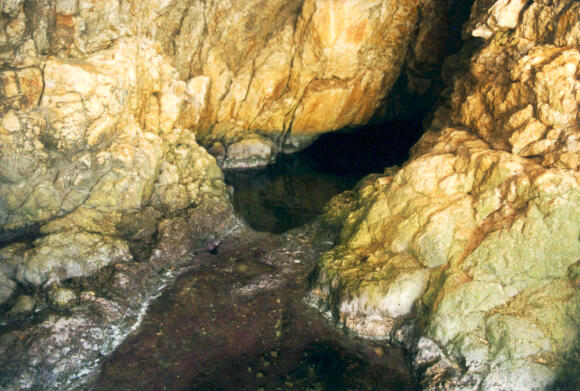 Einstiegsloch bei Wellen... in der Caverne am Strand